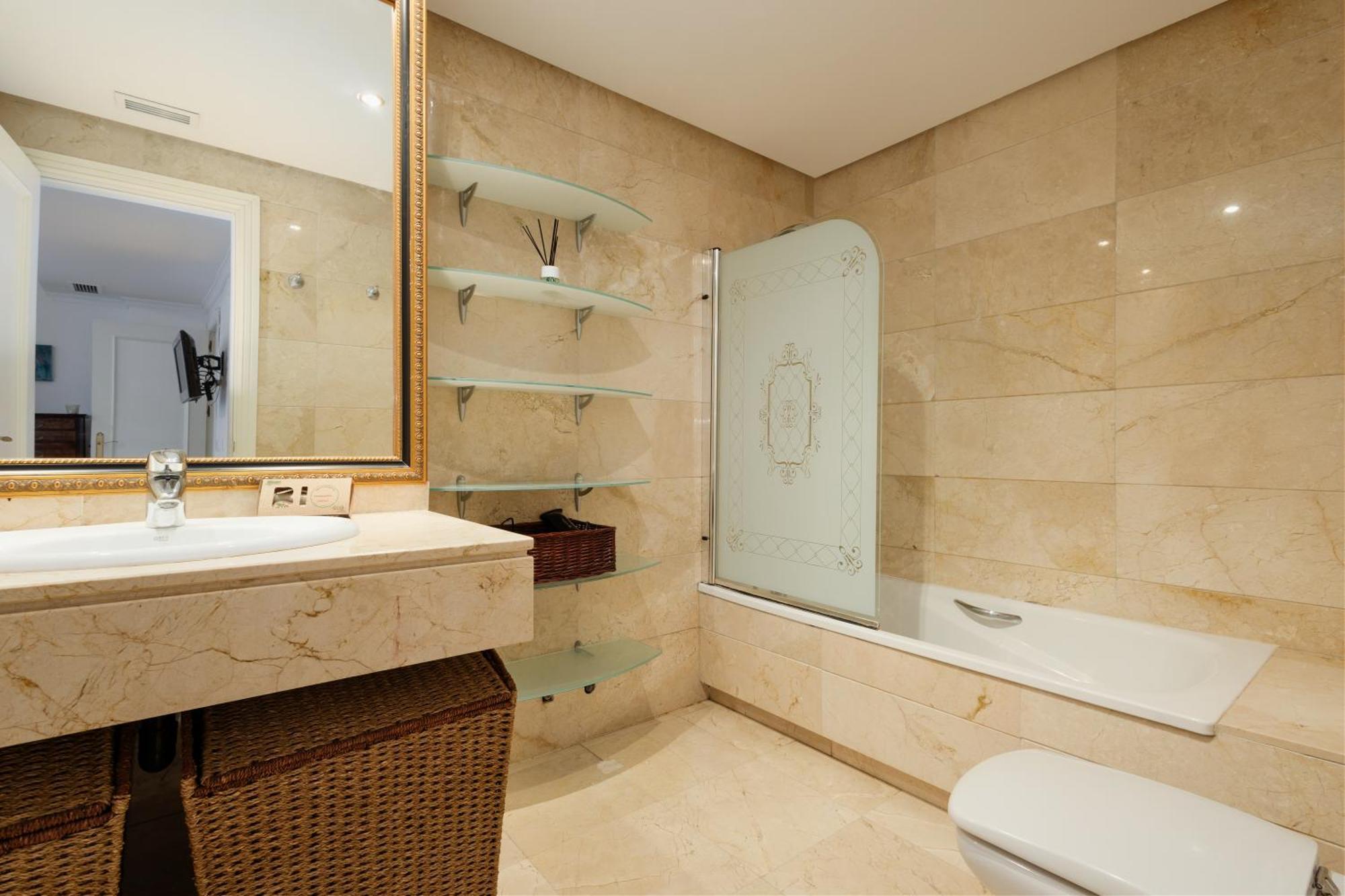 Ground Floor Holiday Apartment With Terrace And Pool In Puerto Banus, Marbella Exterior foto